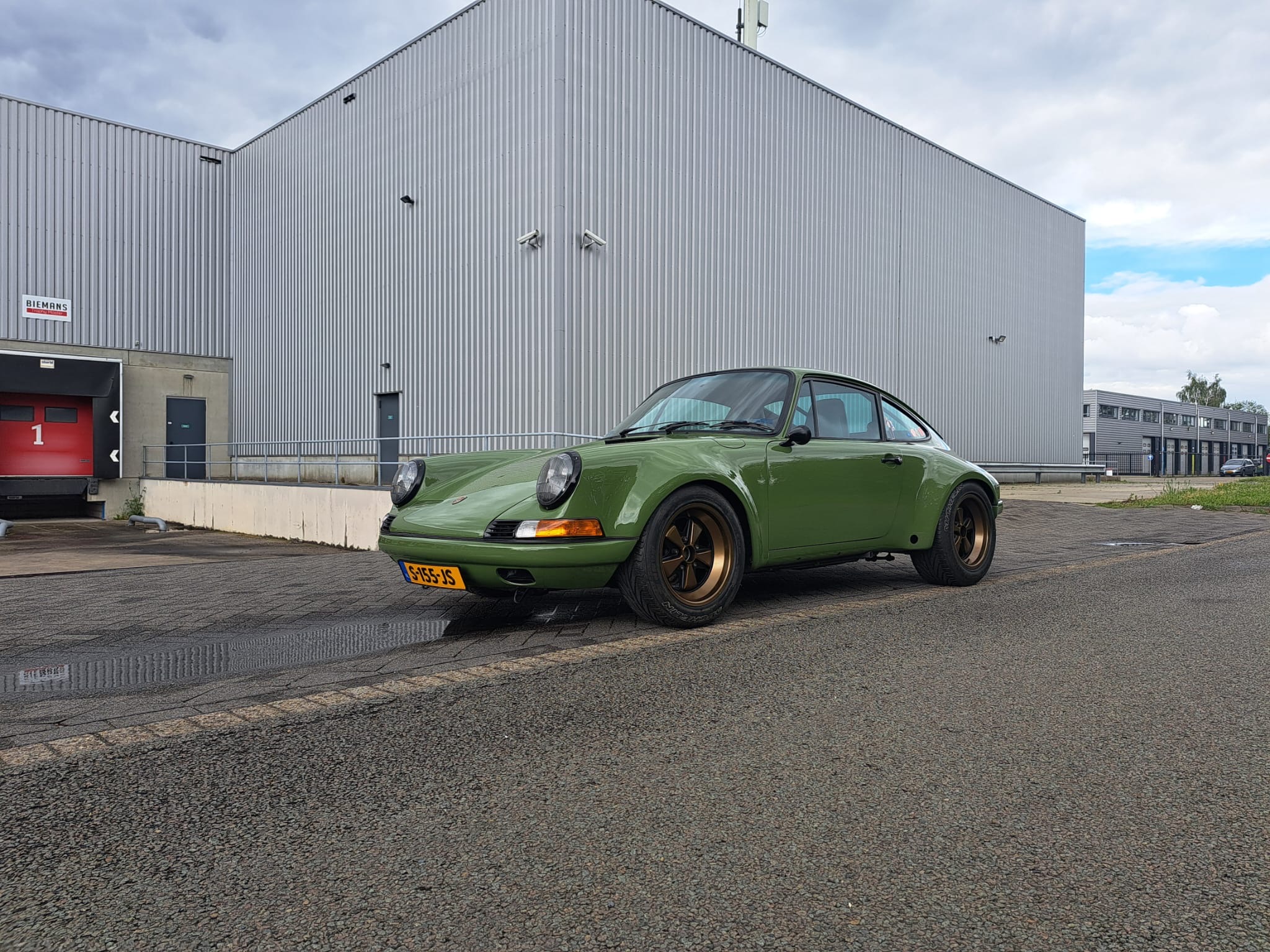 Groene klassieke Porsche 911 buiten